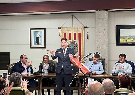 Momento de la toma de posesión del cargo de alcalde.