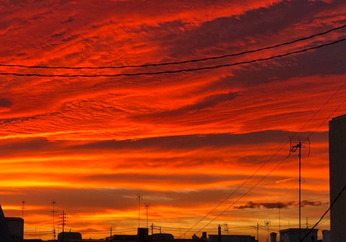 Un espectacular candilazo en el cielo de Valencia la tarde del 2 de enero de 2024.