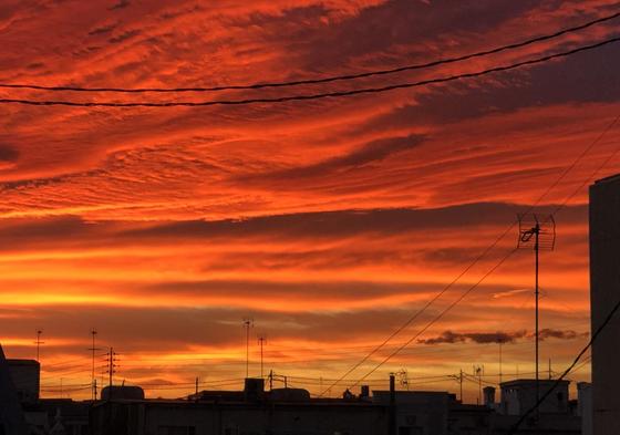 Un espectacular candilazo en el cielo de Valencia la tarde del 2 de enero de 2024.