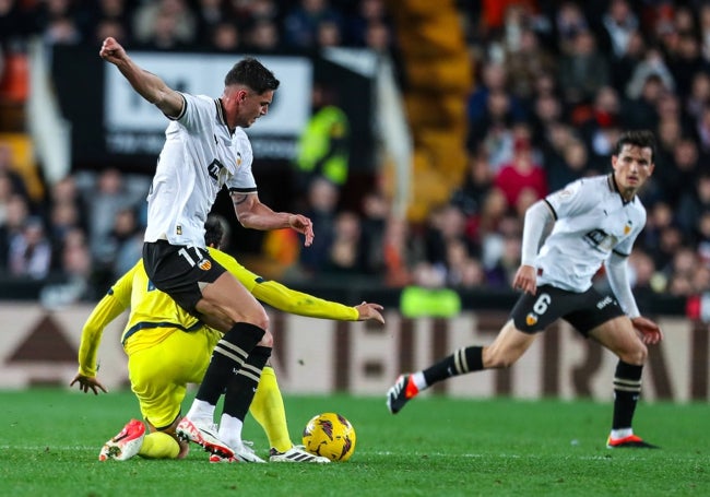 Yaremchuk y Guillamón durante el partido ante el Villarreal.