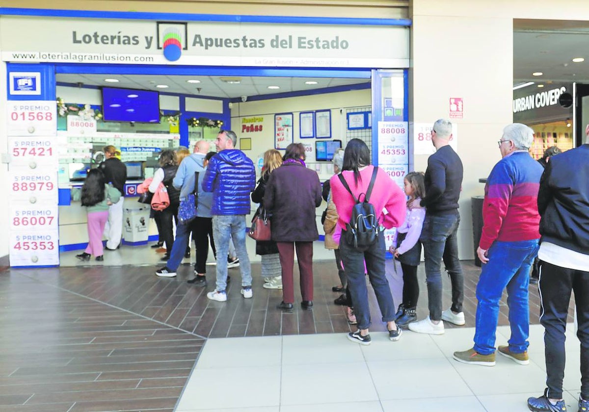 Decenas de personas, haciendo cola a las puertas del establecimiento para comprar un boleto que les haga millonarios.