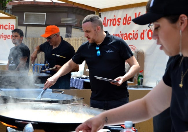 Víctor Sanchis cocinando en un evento popular.