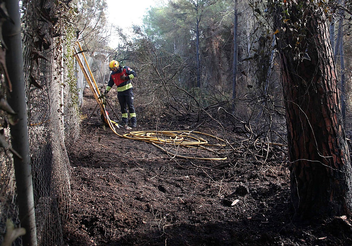 Un bombero repasa la zona donde comenzó el incendio.