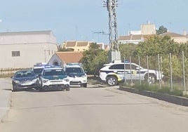 Vehículos de Policía Local y Guardia Civil en Polinyà del Xúquer.