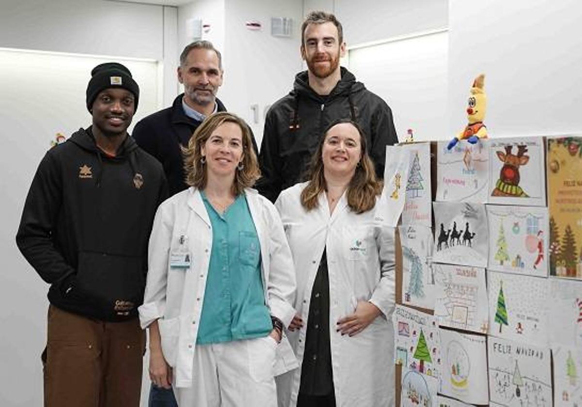 Los jugadores del Valencia Basket en Quirónsalud Valencia