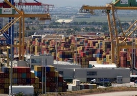 Contenedores de carga en el puerto de Valencia.