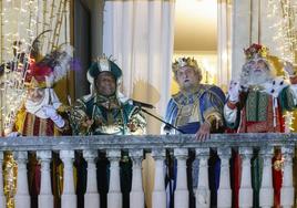 Los Reyes Magos, en un balcón.