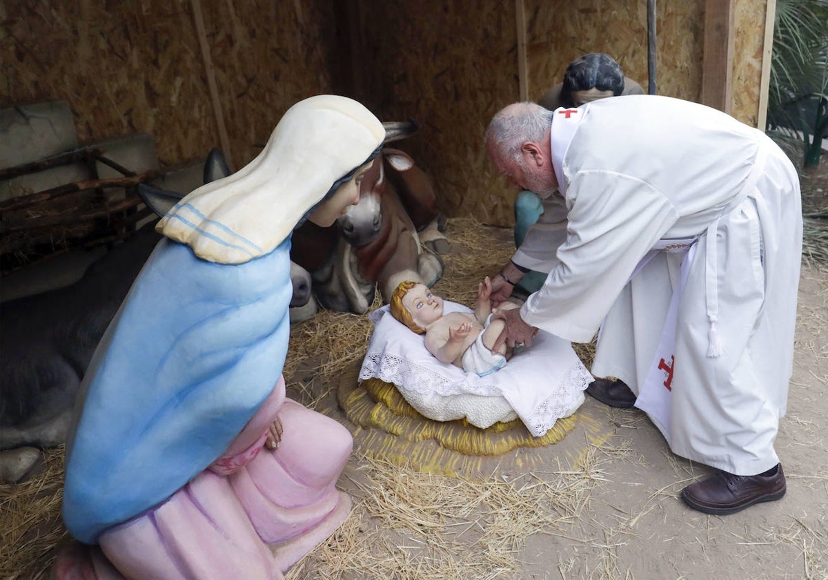 Imagen del Niño Jesús en su belén de Benimaclet, donde ha estado unas horas para recibir a los Reyes Magos.