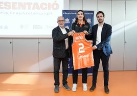 Eraunzetamurgil posa con la camiseta taronja en L'Alqueria del Basket.