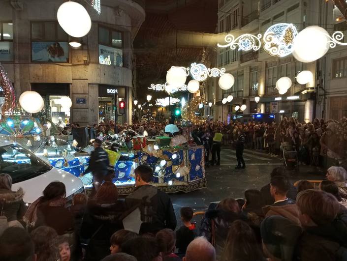 Una carroza se avería en la cabalgata de Valencia