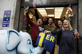 Varias personas celebran un premio de la Lotería de Navidad, en una imagen de archivo.