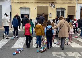 Los niños, con las latas.