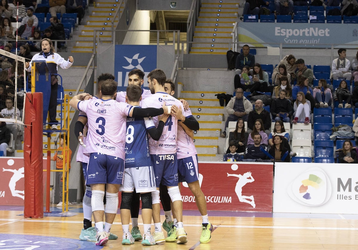 Los jugadores del Léleman Conqueridor celebran un punto.