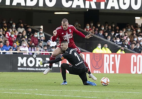 Jaume interviene en una acción de la eliminatoria de Copa de hace dos años entre el Cartagena y el Valencia.