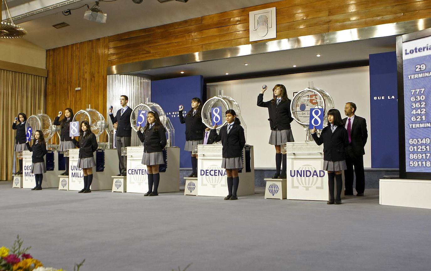 El sorteo se celebra en el Salón de Loterías y Apuestas del Estado.