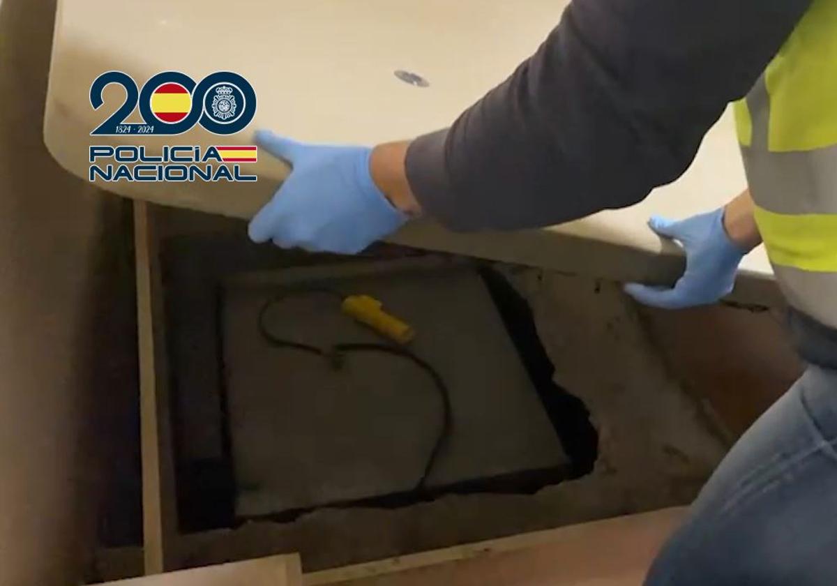 La Policía desmantela un enorme laboratorio de droga en Valencia que escondía un zulo debajo de un canapé