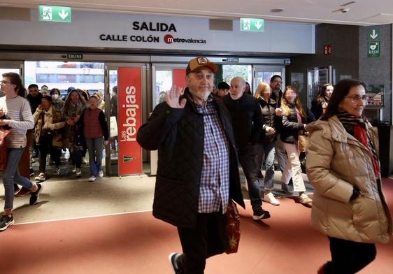 Los primeros compradores en las Rebajas de enero en El Corte Inglés de Pintor Sorolla en Valencia.