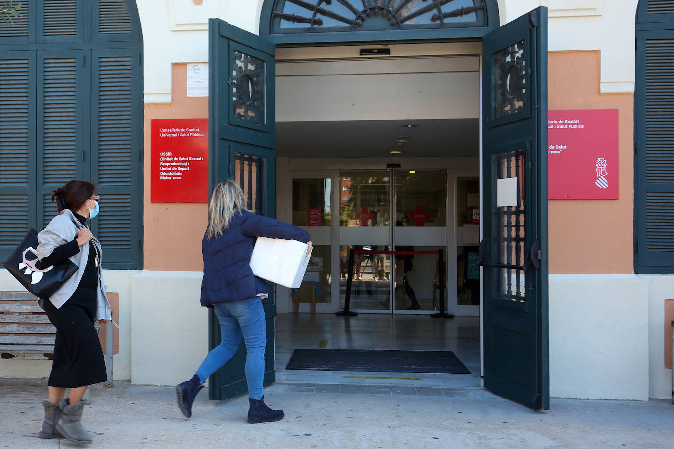 Éxito en el primer día de vacunación de la gripe y el covid en la Comunitat