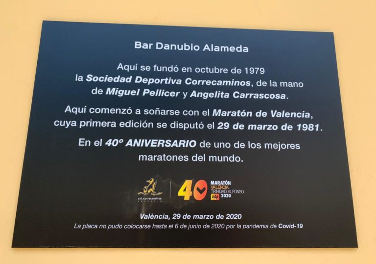 Imagen principal - Placa que se colocó para conmemorar los 40 años del maratón y que ya no está en la fachada. LP