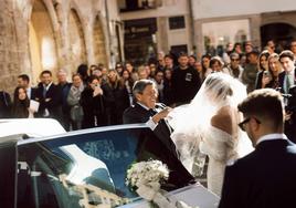 Alba Alberola, a la llegada a la iglesia el día de su boda, junto a su padre, Pepe Alberola.