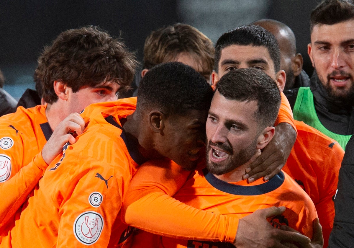 El equipo celebrando el gol ante el Cartagena.