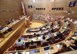 Las señoras de la limpieza en Les Corts, cuatro meses sin cobrar, van a Cáritas para poder comer