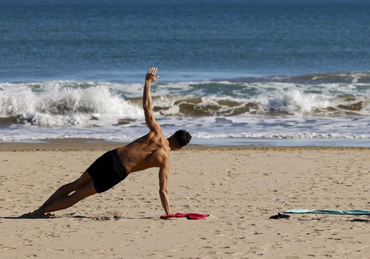 Un hombre haciendo deporte en la Malvarrosa.