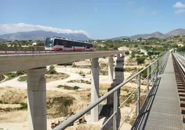 Un tren circulando por en nuevo viaducto del Quisi, en Benissa.