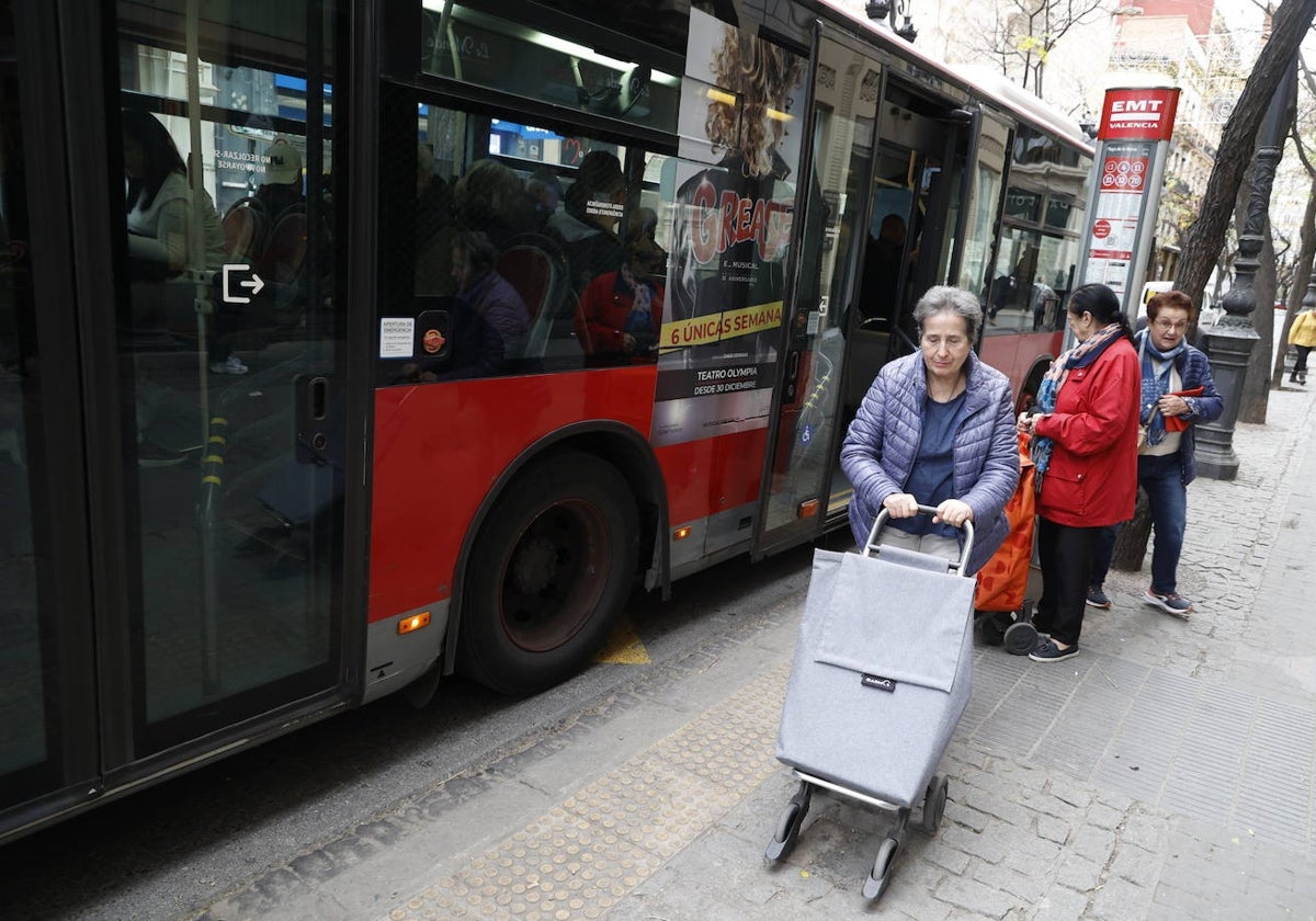 Línea de autobús de la EMT, en una parada de Valencia.