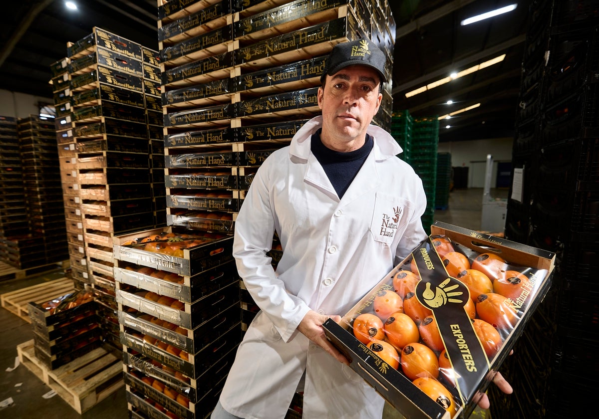 Juan Carlos Martínez con una caja de sus productos.