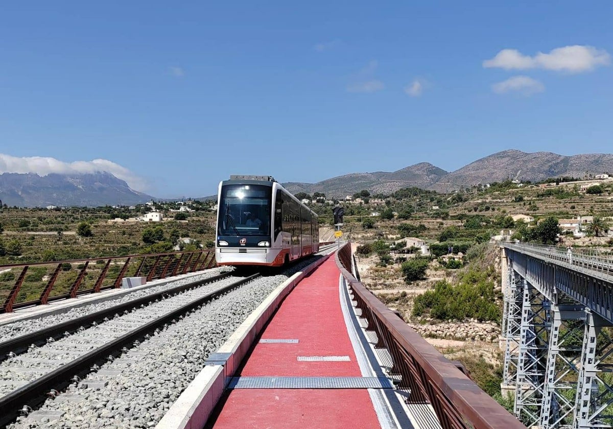 Imagen de archivo del TRAM a su paso por nuevo viaducto del Quisi de Benissa.