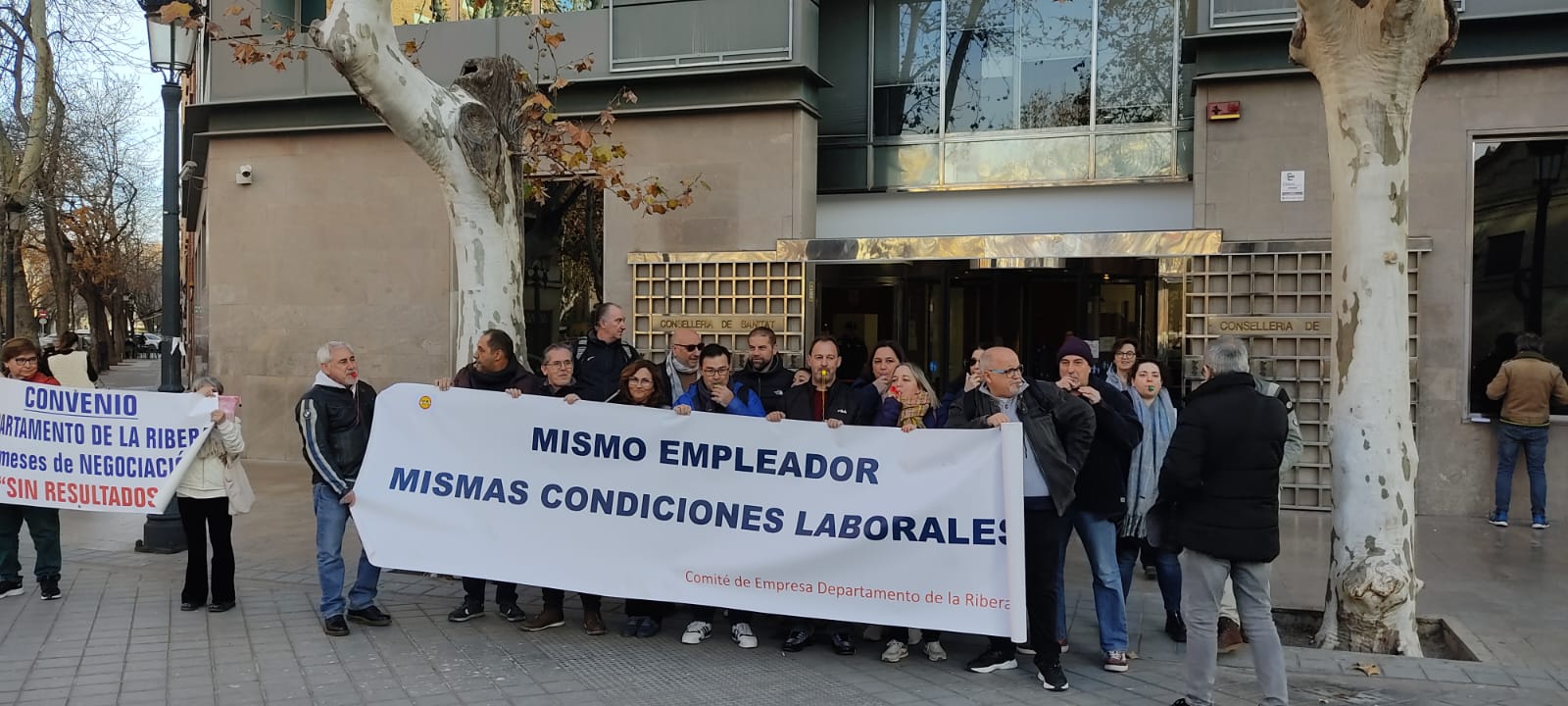 Trabajadores frente a la conselleria.