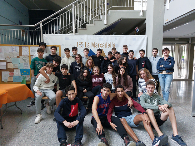 Grupo de alumnos participantes junto a la tutora.