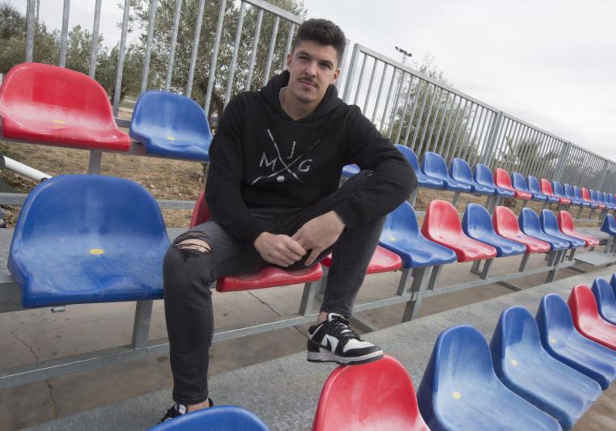 Ander Capa posa en la ciudad deportiva de Buñol.