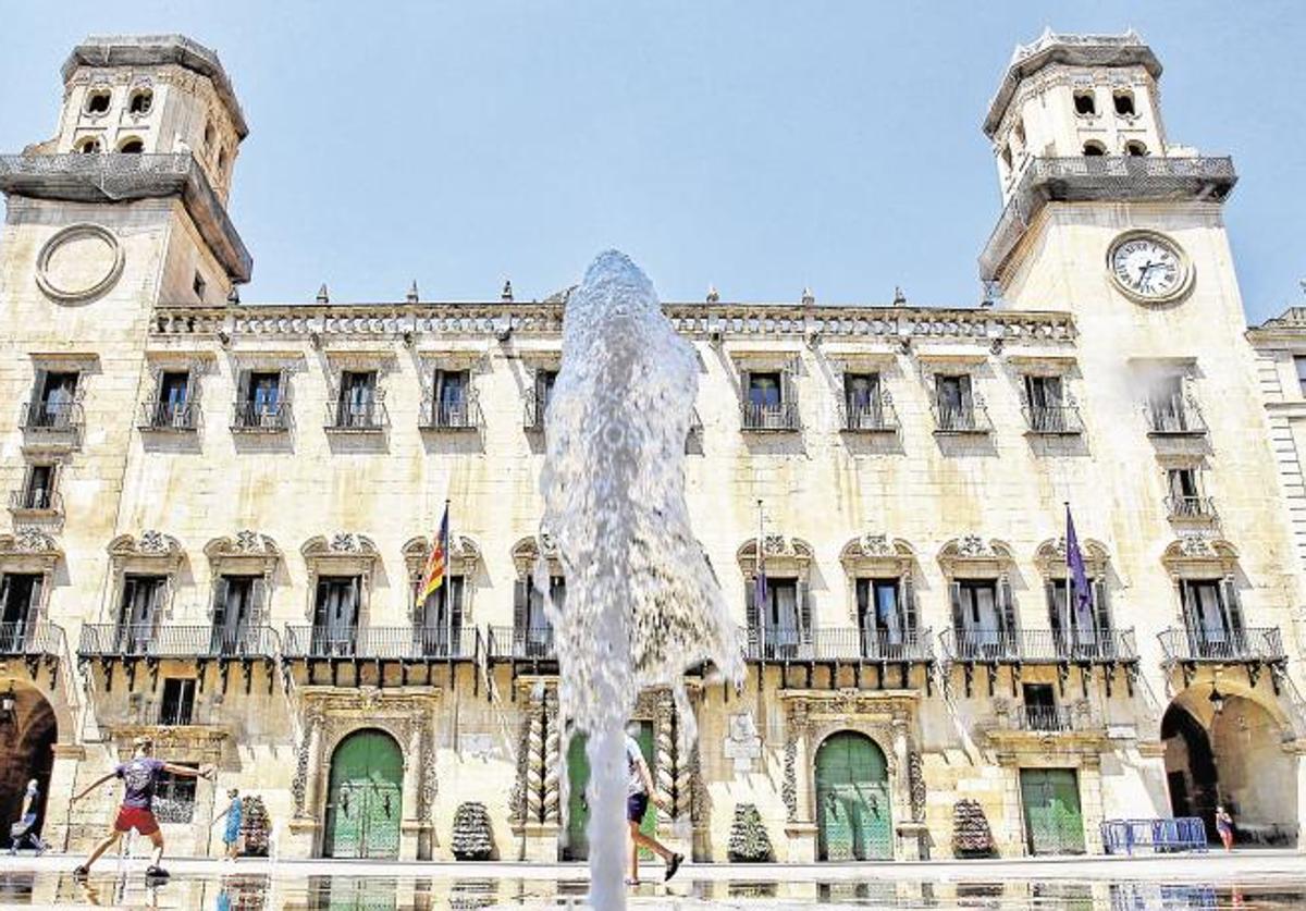 Fachada principal del Ayuntamiento de Alicante