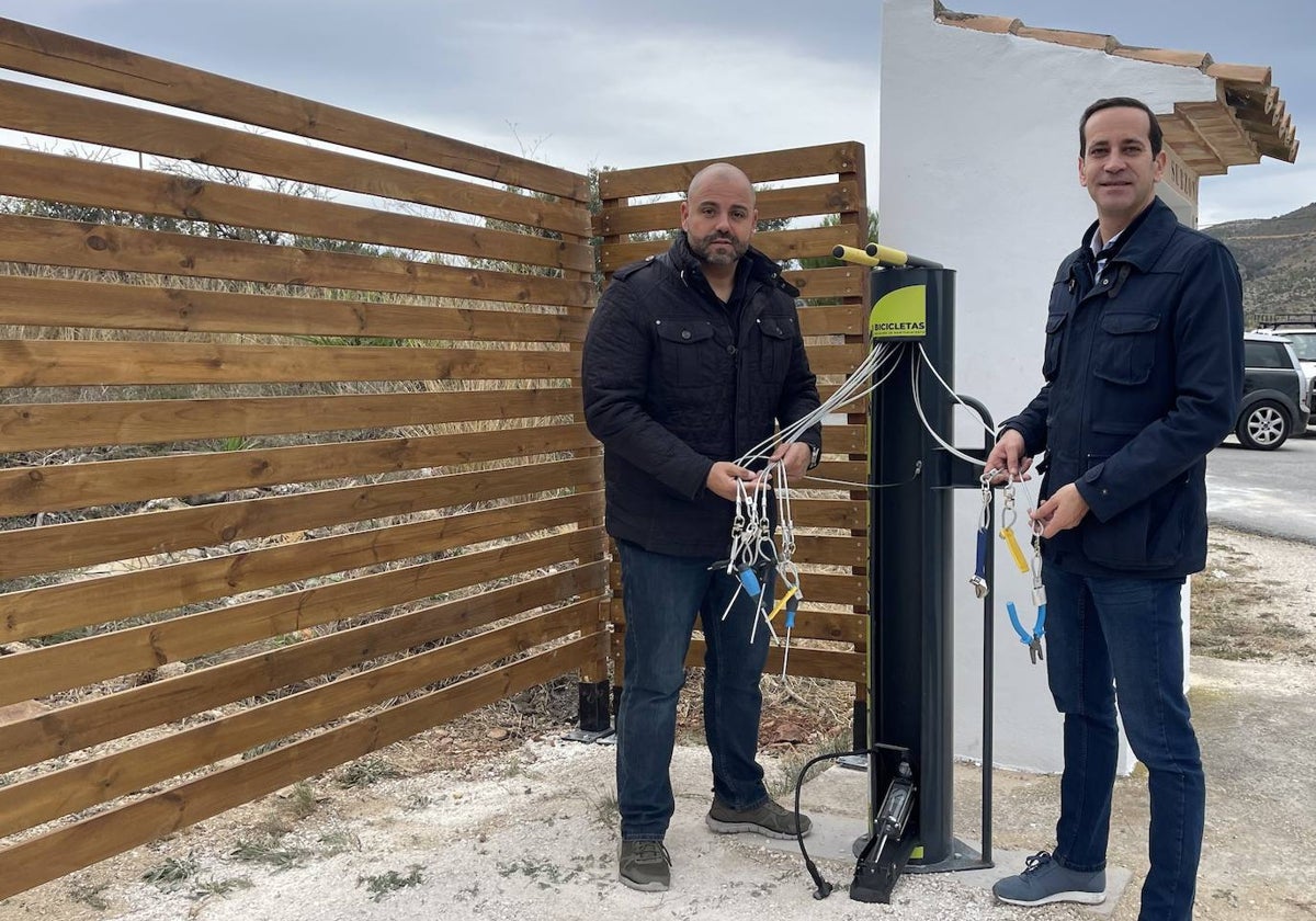 Jorge Ivars y Arturo Poquet en uno de los postes de autorreparacion de bicis.