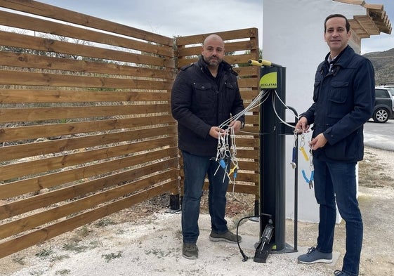 Jorge Ivars y Arturo Poquet en uno de los postes de autorreparacion de bicis.