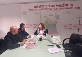 El alcalde y el teniente de alcalde, en la reunión con la diputada de Carreteras.