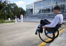 Carlos Tatay realiza un ejercicio durante el tiempo que estuvo interno en el hospital de parapléjicos de Toledo.