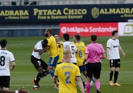 Diakhaby, sujetado por Fali tras los supuesos insultos racistas de Cala (a la derecha) al valencianista.