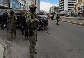 Militares custodian el vehículo que transporta al presidente de Ecuador, Daniel Noboa.