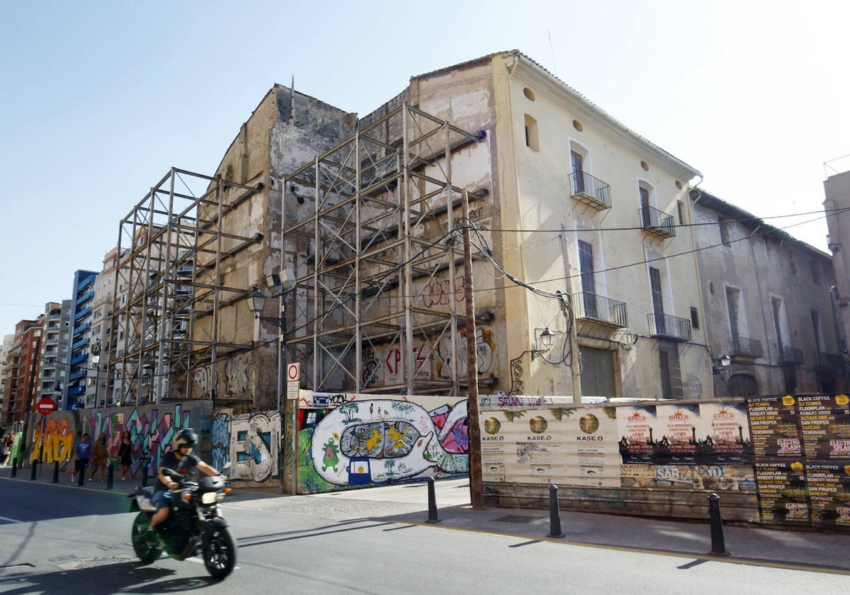 Dos décadas de laberinto burocrático para recuperar los palacios de Eixarchs de Valencia