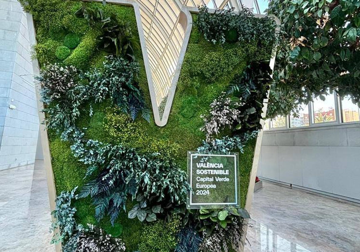 Imagen principal - Símbolo de la Capitalidad Verde Europea de Valencia lleno de plantas y decoración del interior del Palau de la Música.