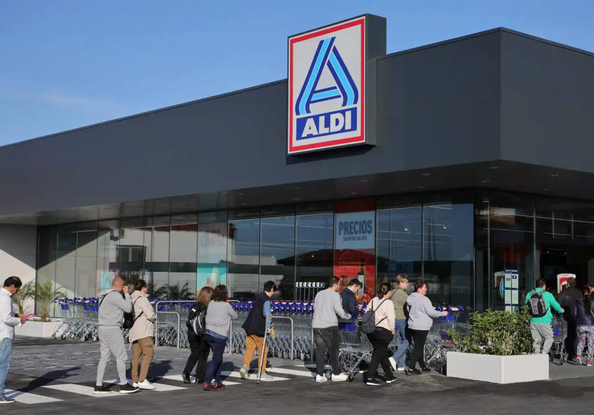 Clientes acceden a una tienda de ALDI.