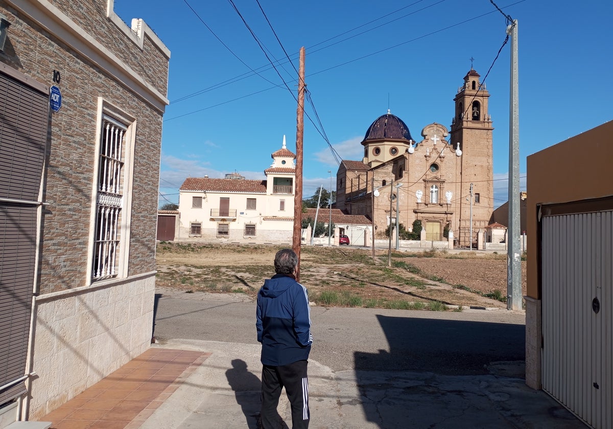 Un vecino junto a la vivienda asaltada por los ladrones en La Punta.