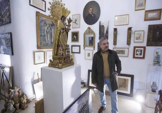 Sergio Carrión en La Guillermina Antiques, su tienda de antigüedades.