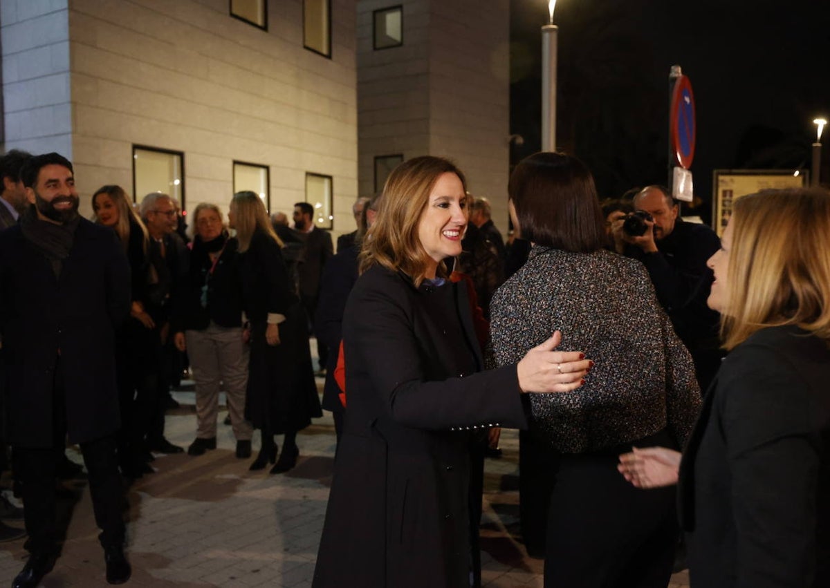 Imagen secundaria 1 - Momento de la llegada de la consellera Salomé Pradas, la ministra Diana Morant y la delegada del Gobierno, Pilar Bernabñe, junto a la alcaldesa de Valencia. María José Catalá.