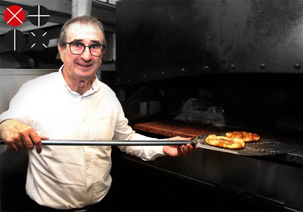 Pep Romany sacando dos cocas del horno de leña.