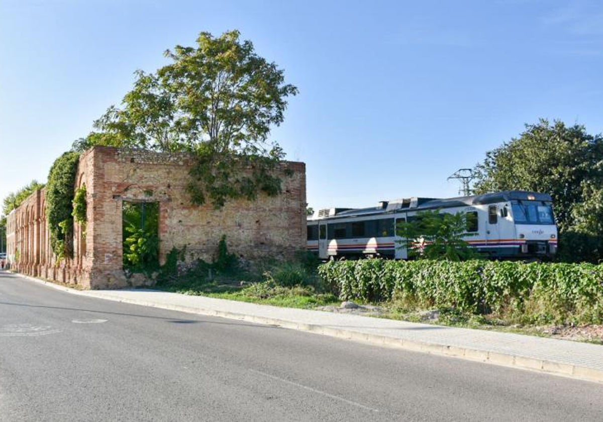 Tren Xàtiva-Alcoi a su paso por la antigua estación de Xàtiva.