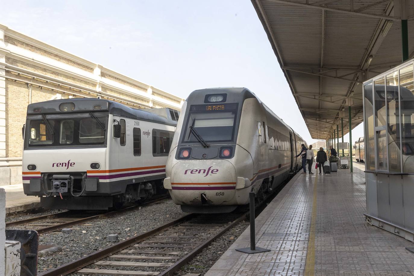 Trenes de Corto y Medio recorrido en la estación de Renfe en una imagen de arhivo.